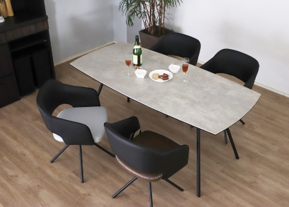 CELA Dinnig table ×　MOND chair